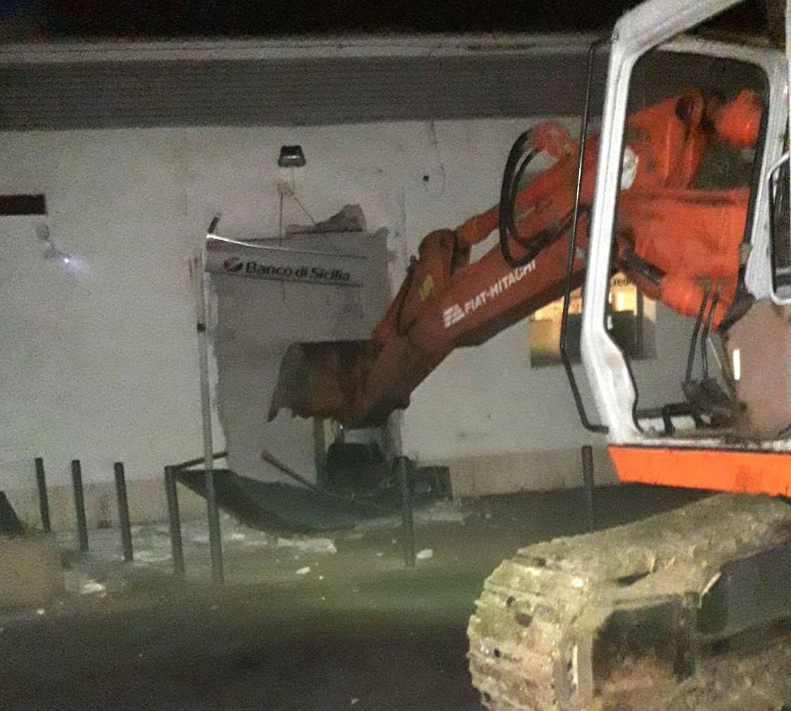 Catania, tentano di rubare un bancomat con l'escavatore