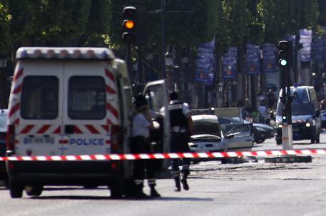 Esplosione a Parigi nel quartiere Opera, anche feriti gravissimi