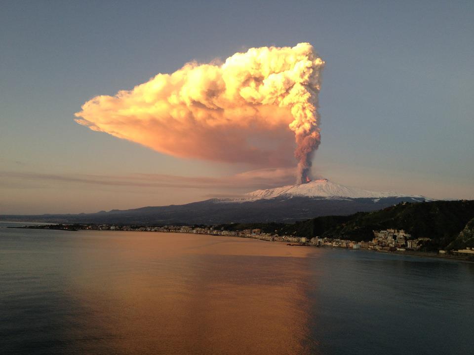 Catania, nuova eruzione dell'Etna: fratture sul cratere 