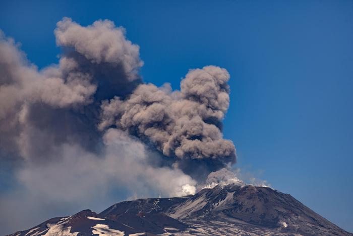 L'Etna è in fase eruttiva: dal nuovo cratere una nube vulcanica