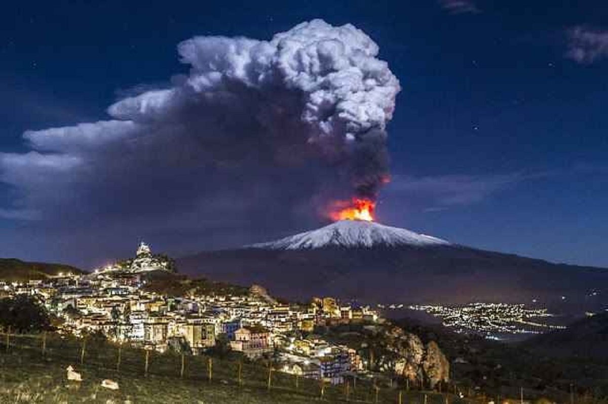 Boati e nuova fase eruttiva dell'Etna, aeroporto di Catania operativo