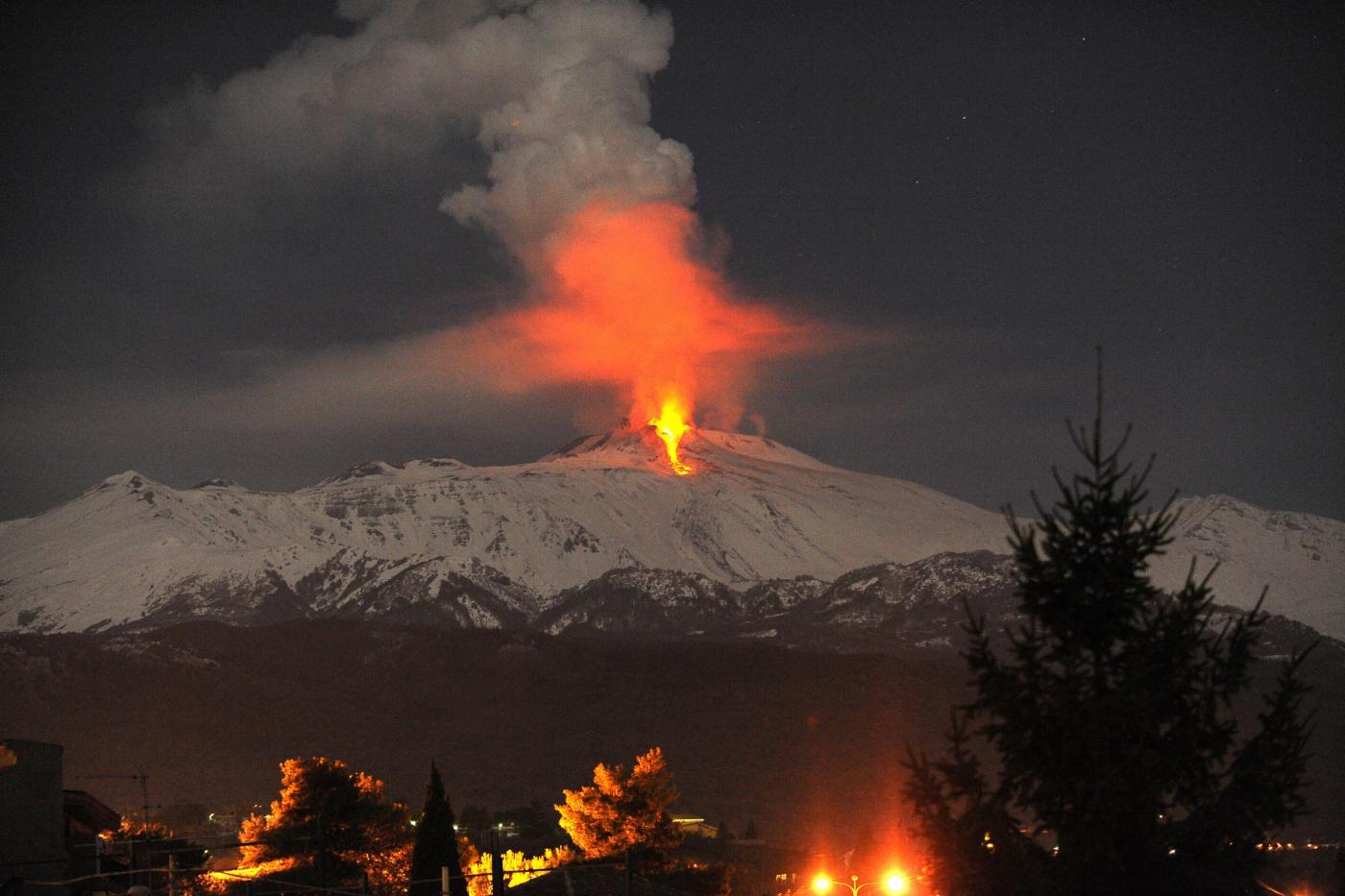 L'Etna torna a dare spettacolo, colate di lava dal cratere di Sud est
