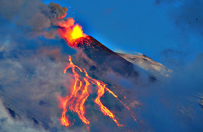 Etna: intensa degassazione dai crateri, colata alimentata