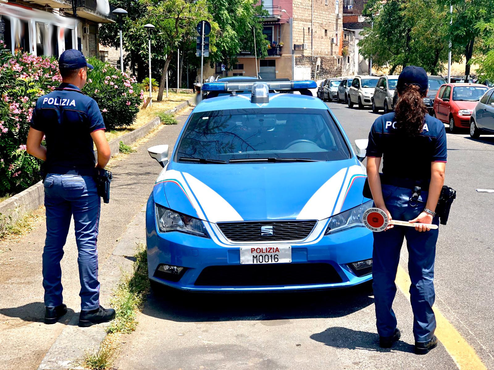 Blitz della Polizia a Catania: evade dai domiciliari per preparare dosi di crack