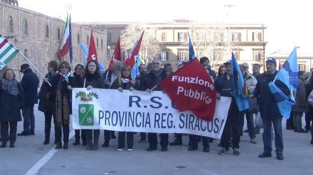 I dipendenti delle ex Province, in piazza a Palermo per protesta