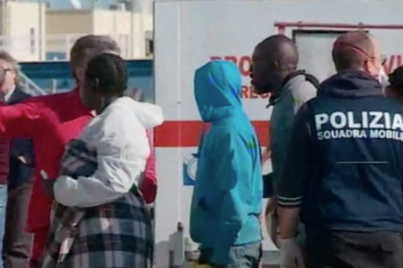 Sbarcati nel porto di Pozzallo i 78 migranti della 'Aita Mari'