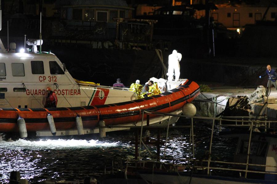 Strage a Lampedusa per un naufragio, salgono a 9 i corpi dei migranti recuperati