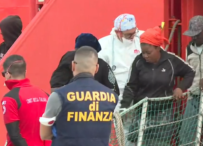 Domenica di sbarchi di migranti, 239 tra Pozzallo e Taranto: trend in aumento