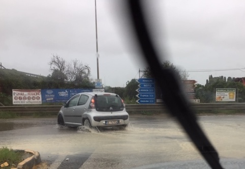 Nubifragio a Rosolini, strade allagate anche all'uscita dell'autostrada