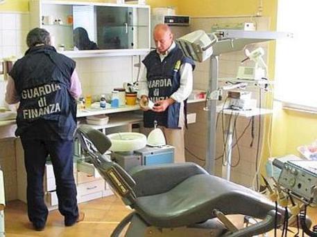 Truffe: falsi dentisti a Messina, sigilli in uno studio medico