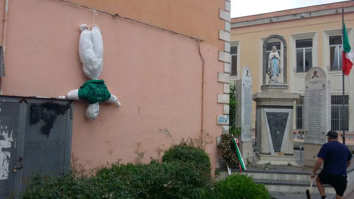 Fantocci contro Salvini nel Napoletano: "Non ho paura"