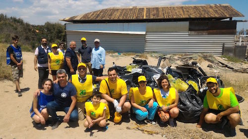 I volontari di Legambiente Catania all'opera per ripulire la Playa