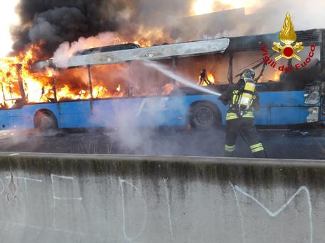Catania, autobus della Fce prende fuoco: a bordo solo il conducente