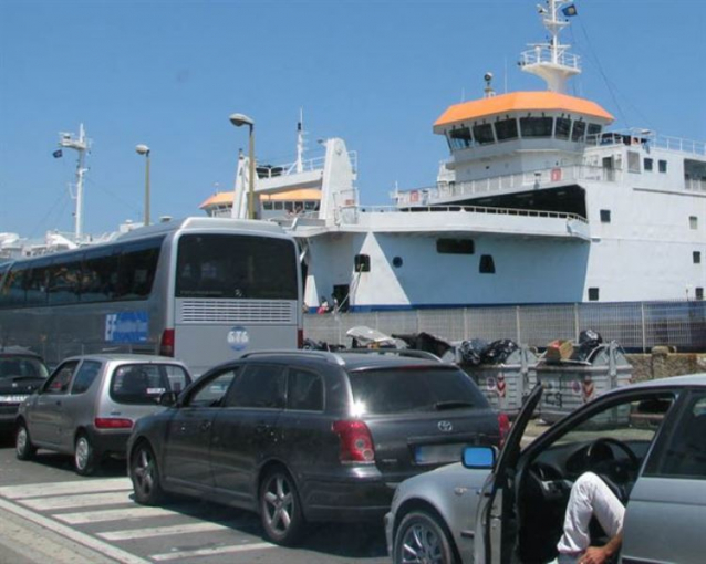 Ferragosto, code infinite ai traghetti per Messina: molti disagi