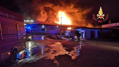 Incendi, in fiamme un capannone a Catanzaro: danni ingenti