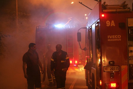 Incendi, in fiamme un capannone a Roma in via Tiberina