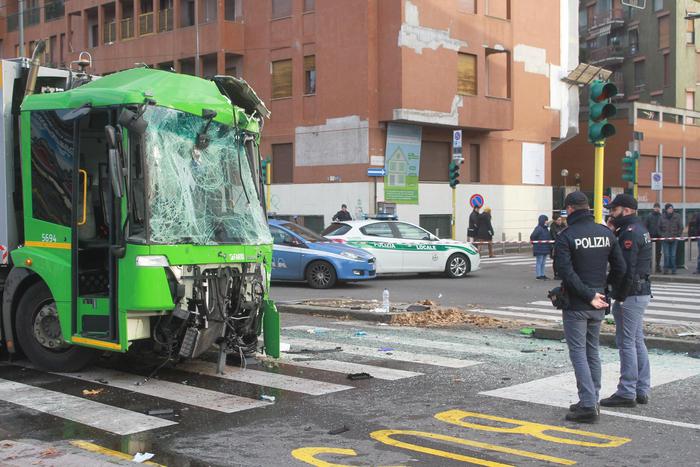 Morta a Milano la donna in coma per lo scontro tra un filobus e un camion della nettezza urbana