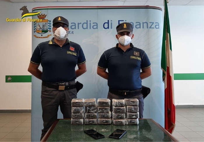Nell'auto 10 chili di hashish: due corrieri arrestati sulla Palermo-Catania