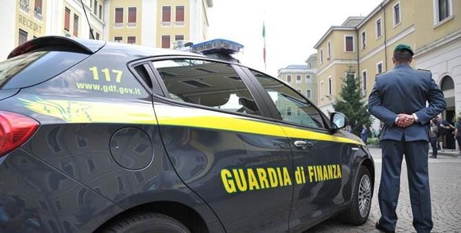 Acquistano auto e case con i soldi di un'associazione, sequestro nel Vibonese