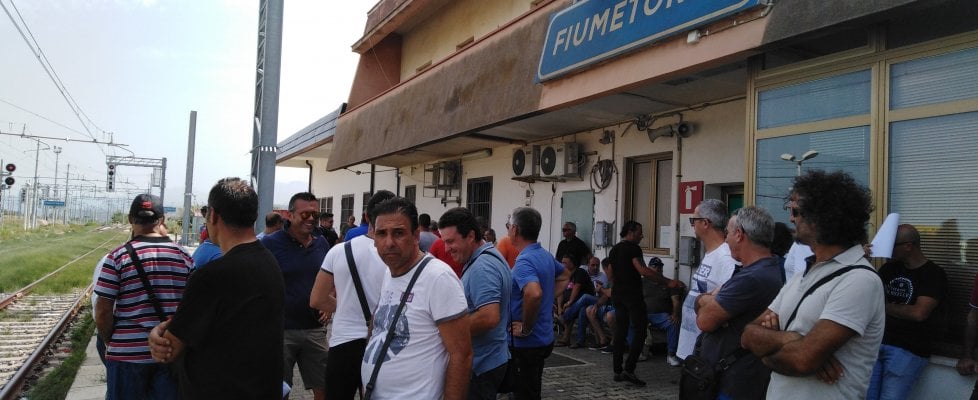 Blutec, operai per protesta bloccano la stazione ferroviaria di Fiumetorto