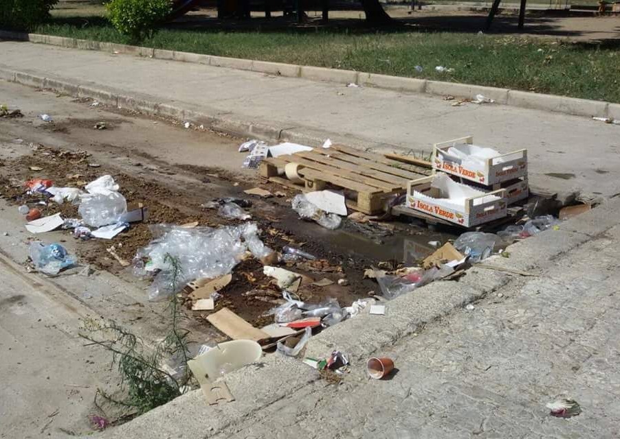Cartoni, pedane e rifiuti in piazzale Pertini a Floridia: chiesta la rimozione