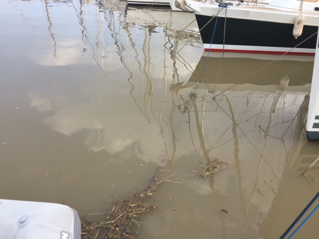 Il temporale a Pachino, l'acqua del porto di Marzamemi diventa fango