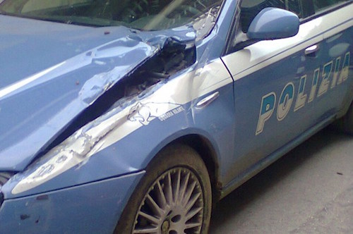 Lentini, dà in escandescenza e danneggia l'auto della polizia