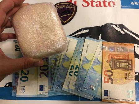 Catania, nello zainetto nascondeva un panetto di cocaina: finisce in cella