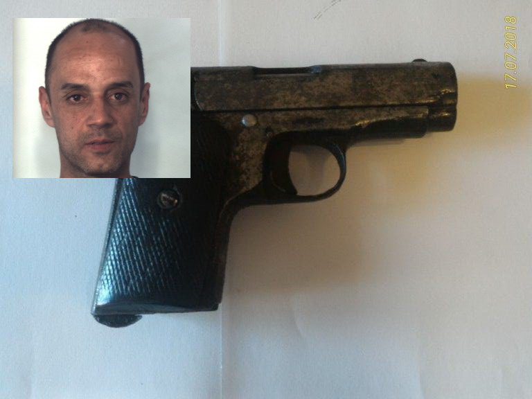 Trovato con una pistola illegale nella propria officina a Paternò