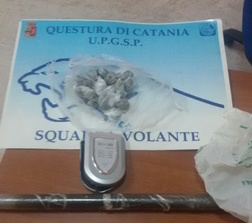 Catania, colti in flagrante mentre confezionano droga: arrestati 