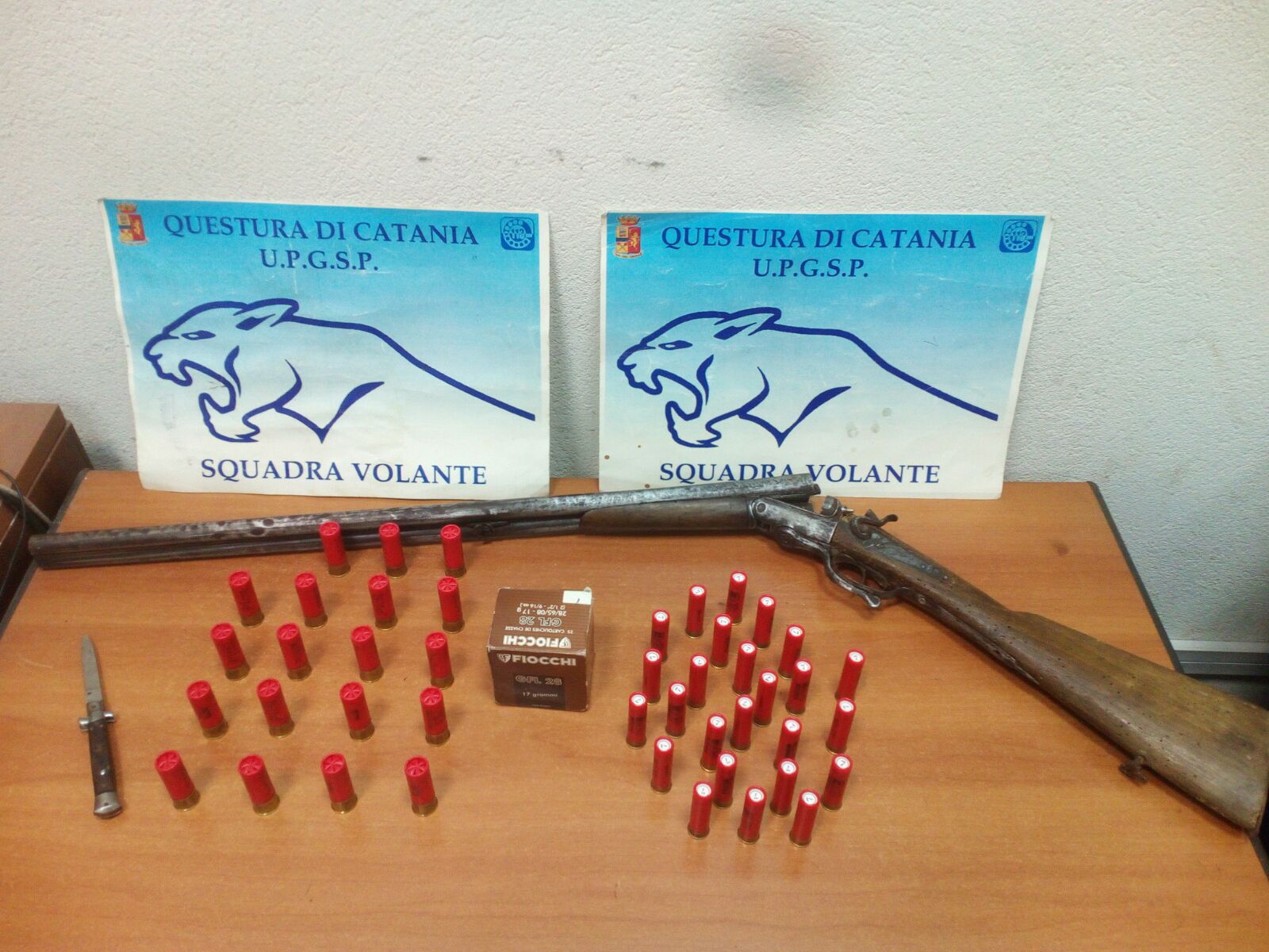 Catania, fucile e munizioni in un cortile: denunciati nonna e nipote