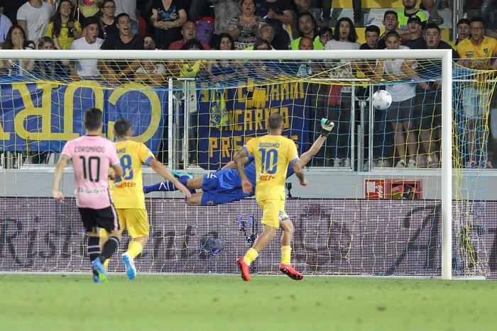 Palermo sconfitto a Frosinone per 2 a 0: sono i laziali ad andare in serie A
