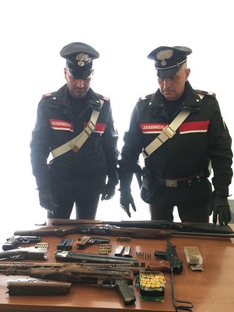Pistole e fucili in un podere, un arresto a Reggio Calabria