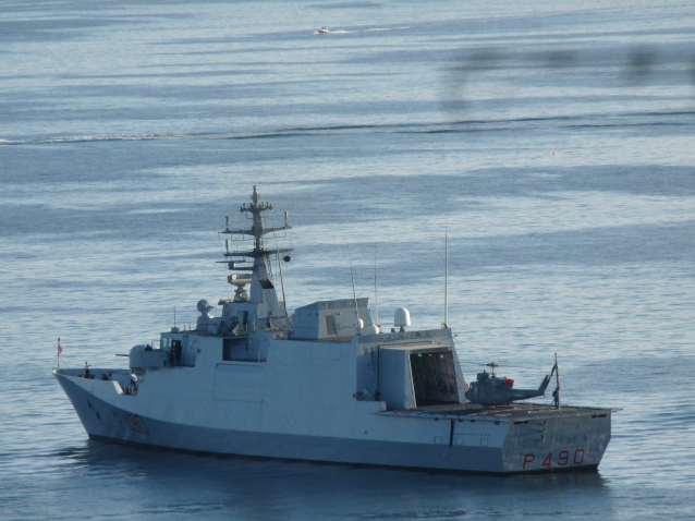 Nave della Marina militare  soccorre gommone con quaranta migranti