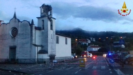 Fulmine colpisce e distrugge un campanile vicino La Spezia