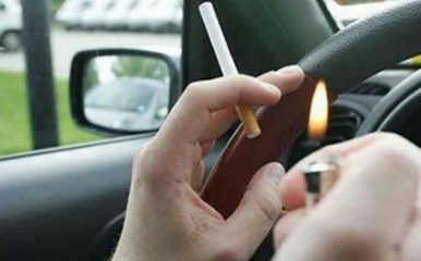 Fuma in auto accanto al figlioletto: multata a Catania per 110 euro