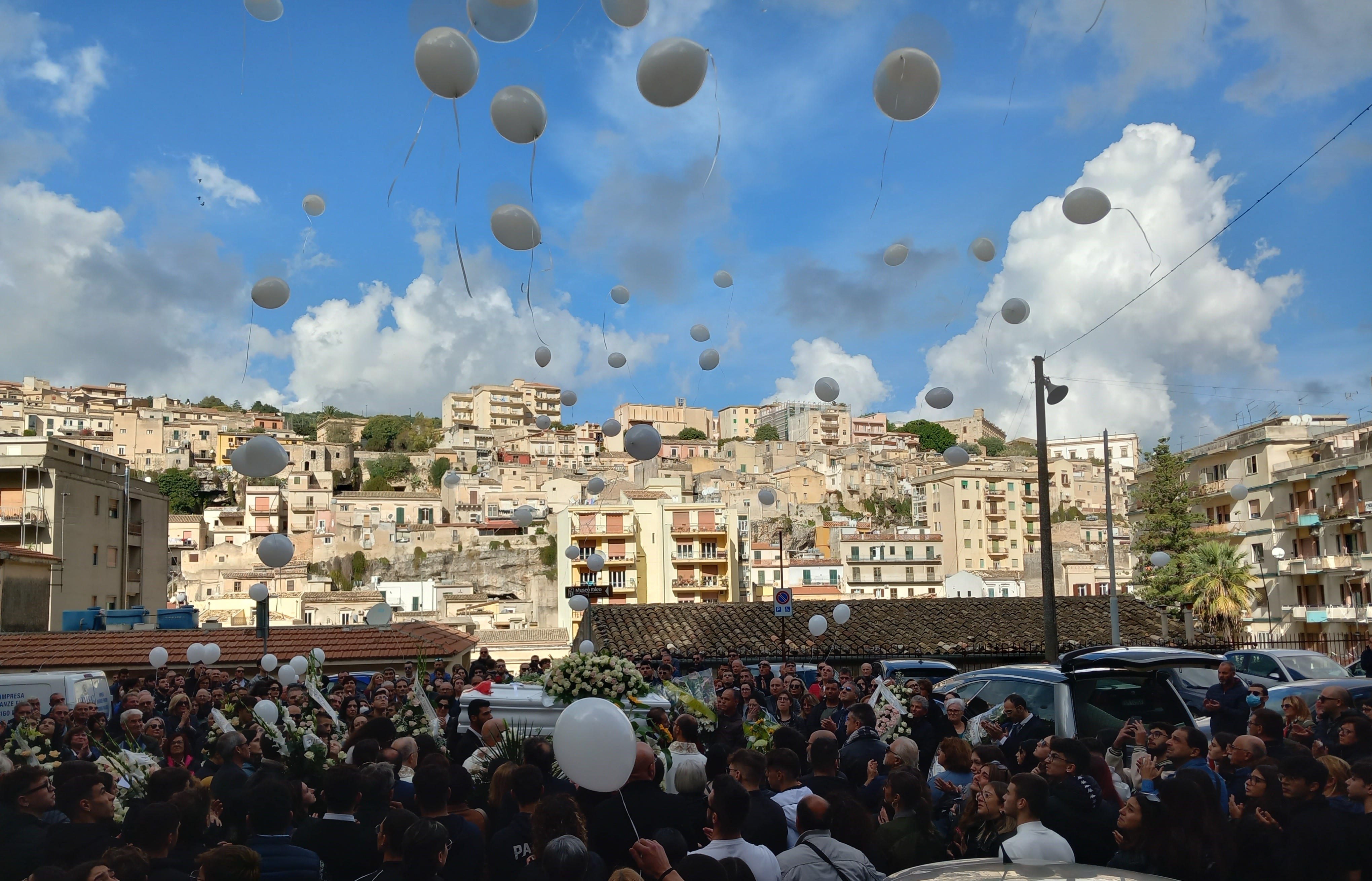 Modica, celebrati tra una folla di giovani i funerali di Giulia morta a 17 anni