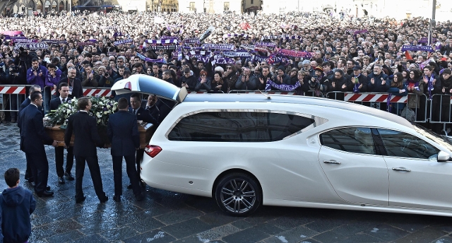 Migliaia di tifosi a Santa Croce per l'ultimo saluto al capitano della Fiorentina