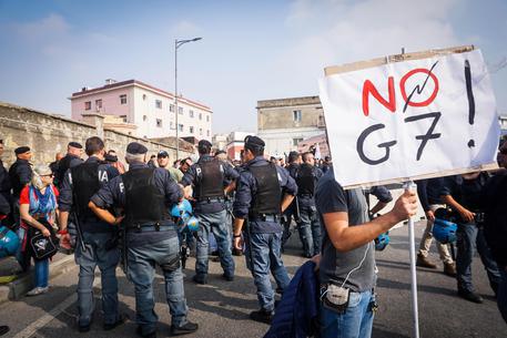 G7 Ischia, corteo degli antagonisti nel centro di Napoli 