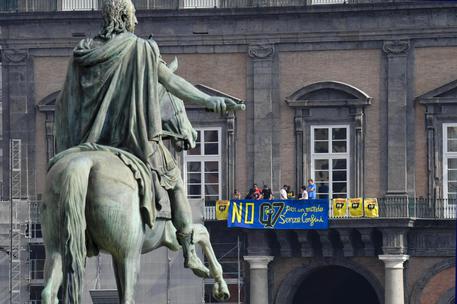 Striscione a Napoli sul Palazzo Reale: "No al g7"