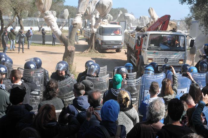 Gasdotto in provincia di Lecce, lavori sospesi: i camion tornano indietro