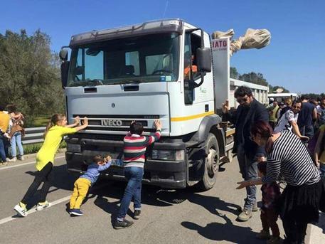 Gasdotto in Puglia, il Tar del Lazio sospende l'espianto degli ulivi a Melendugno