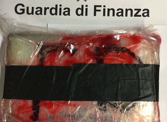 Corriere piemontese arrestato a Catania con un chilo di cocaina
