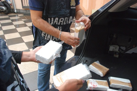 La Guardia di finanza di Catania sequestra un carico di 110 chili di cocaina: 3 arresti