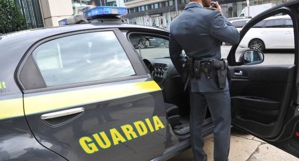 Truffe a imprenditori: cinque persone arrestate a Salerno