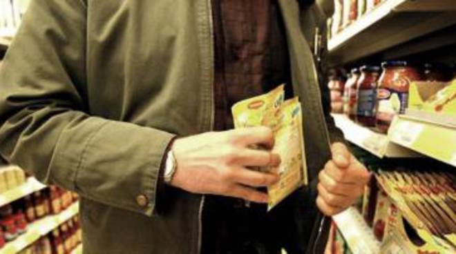 Impiegati infedeli rubano merce in un supermercato nel Catanese