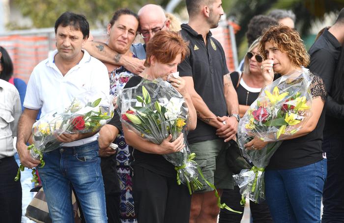 Genova si ferma, lacrime e orgoglio per i 43 morti