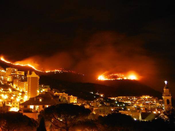 Incendi Genova, nuovi roghi su alture città: la situazione peggiora