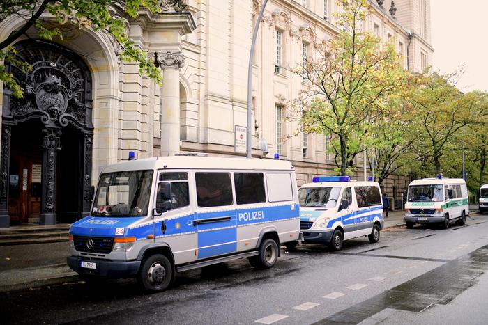 Sparatoria davanti a una sinagoga in Germania: uccise due persone