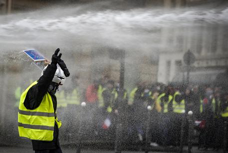 Gilet gialli, continuano anche oggi i blocchi in Francia